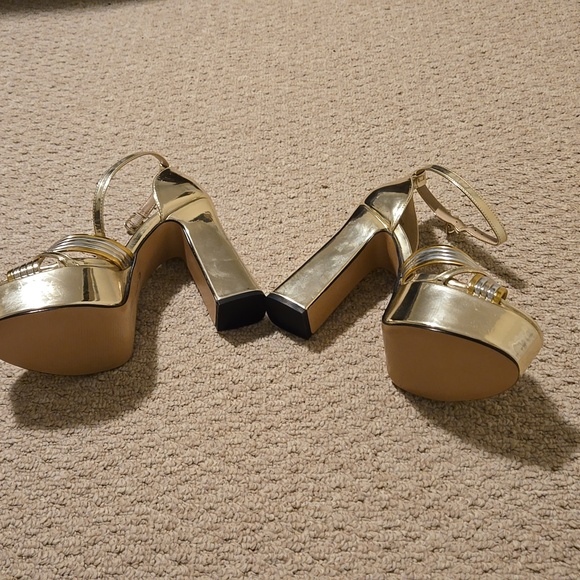 NWOB Mix No 6 gold/silver sandals - Picture 4 of 5